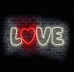 dekoracyjny neon LOVE LED na ceglanej ścianie