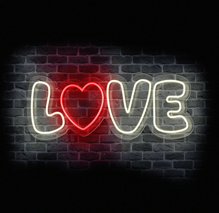 dekoracyjny neon LOVE LED na ceglanej ścianie