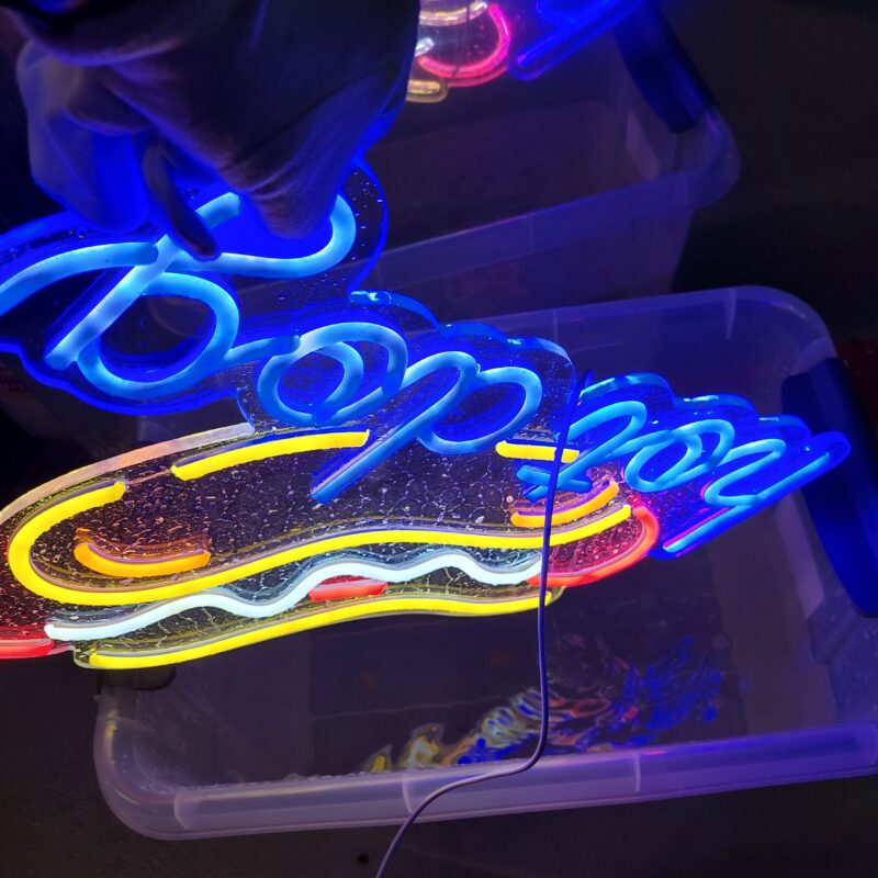Test neonu LED IP67 — zbliżenie na pasek LED zanurzony w wodzie, CraftNeon
