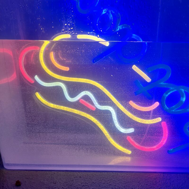 Neon LED wodoodporny IP67 w wodzie — widok boczny, zaplecze produkcyjne CraftNeon Zielonka