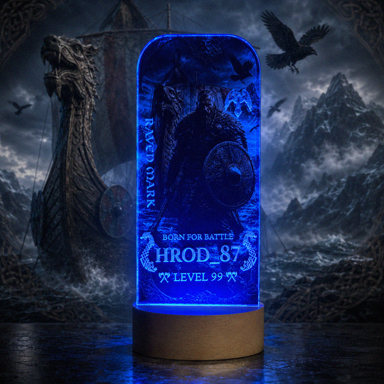 lampka LED wiking personalizowana Raven Mark Personalizowana lampka LED z grafiką wikinga, nickiem HROD_87 i niebieskim podświetleniem na drewnianej podstawce.
