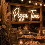 neon Pizza Time LED w ciepłej bieli nad stacją pizzy na weselu – CraftNeon