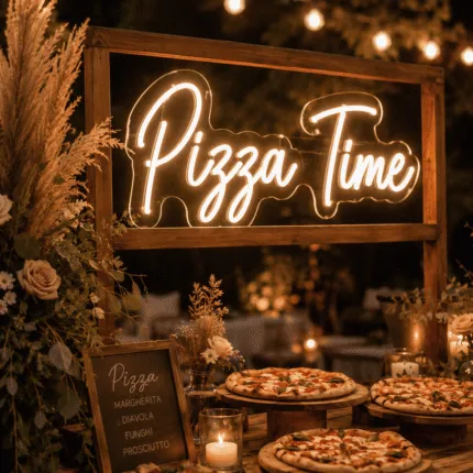 neon Pizza Time LED w ciepłej bieli nad stacją pizzy na weselu – CraftNeon