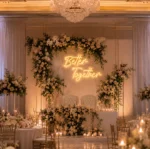 Neon na wesele Better Together przy stole pary młodej w eleganckiej sali