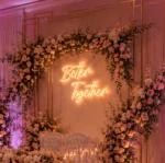 Neon Better Together – podświetlany napis LED na wesele na ściance kwiatowej