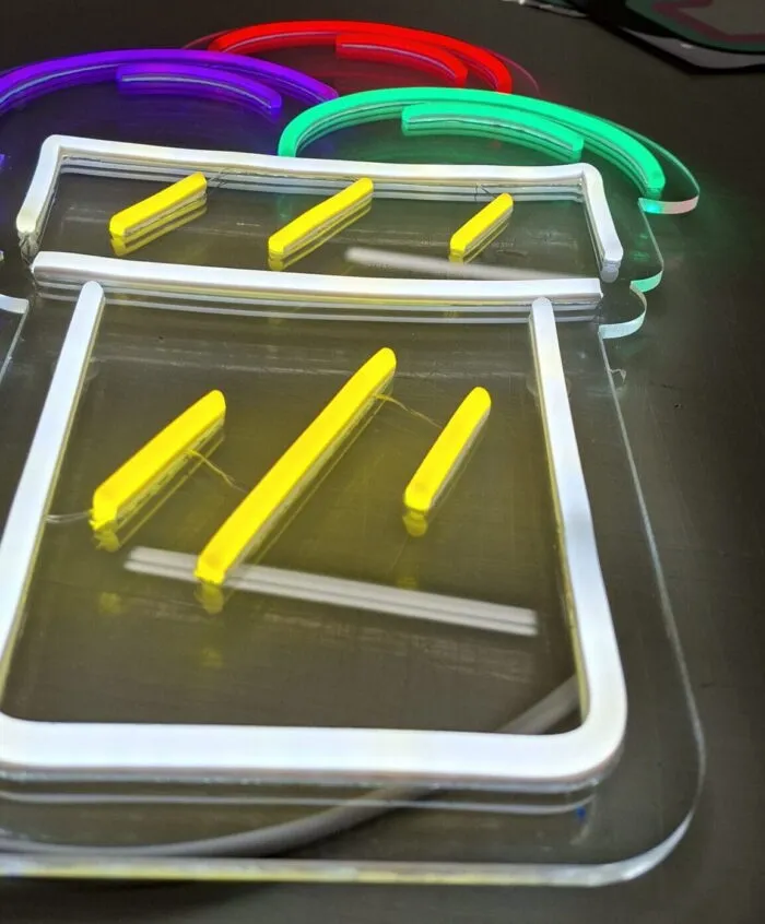 Neon LED lody na plexi podczas produkcji w pracowni CraftNeon