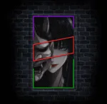 Neon Oni Shadow z maską demona na ciemnej ścianie