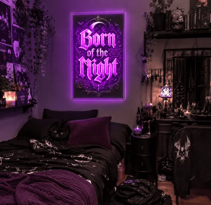 Gotycki neon LED Born of the Night w pokoju fanki stylu goth