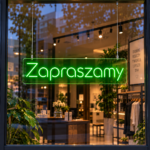 Zielony neon napis zapraszamy LED zawieszony na linkach w witrynie sklepu