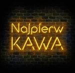 Neon coffee z filiżanką LED z fioletowym napisem i białą filiżanką na tle ceglanej ściany