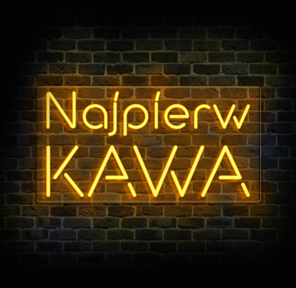 Neon coffee z filiżanką LED z fioletowym napisem i białą filiżanką na tle ceglanej ściany