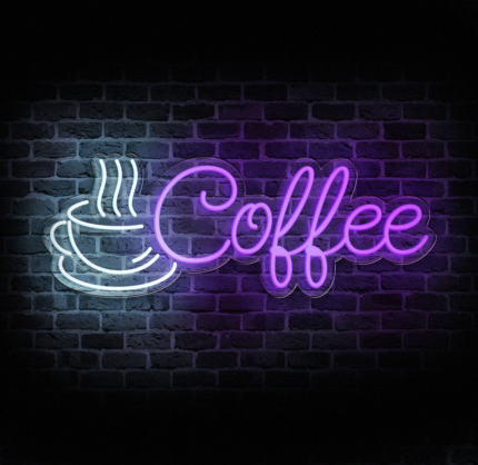 Neon coffee z filiżanką LED, biała filiżanka i fioletowy napis, zawieszony na linkach w witrynie kawiarni