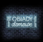 Neon obiady domowe LED z widelcem i nożem w zimnej bieli na tle ceglanej ściany