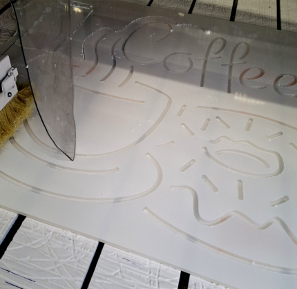 Frezowanie kształtu neonu z plexi na ploterze CNC