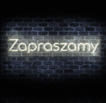 eon napis zapraszamy LED w ciepłej bieli na przezroczystej plexi, na tle ceglanej ściany