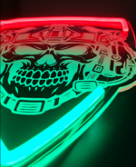 Neon militarny LED – zbliżenie na grawer czaszki i neon flex