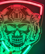 Neon militarny LED trzymany w dłoni – szczegóły graweru hełmu