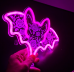 Neon nietoperz LED z różami trzymany w dłoni – różowe światło