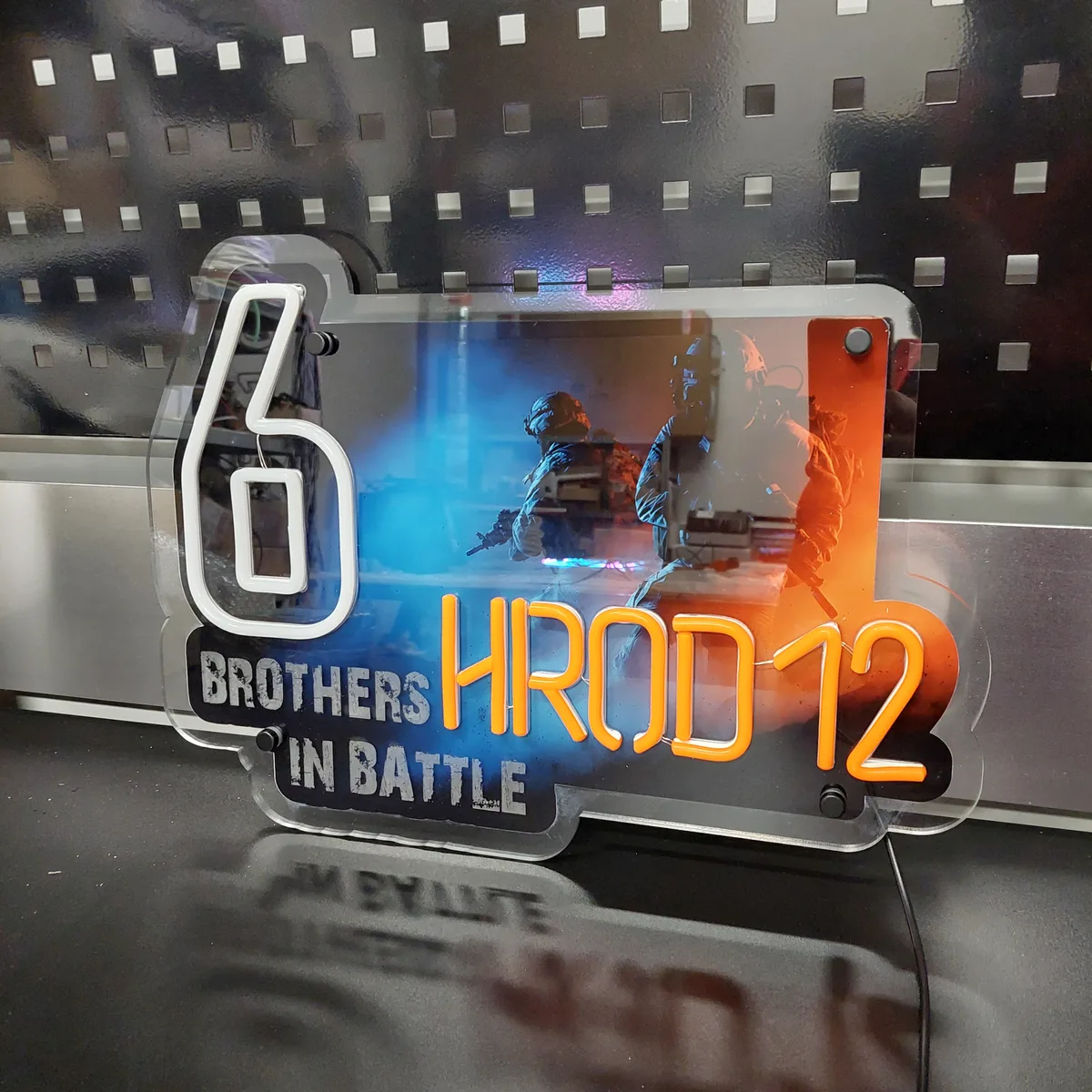 Neon LED dla klanu 6 Brothers in Battle z nickiem HROD12 i nadrukiem UV