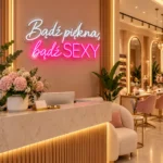 Neon Bądź piękna, bądź SEXY LED – biało-różowy napis na ścianie recepcji salonu paznokci