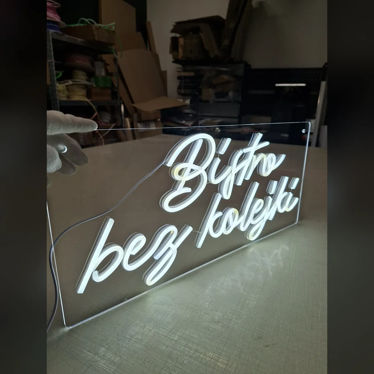 Biały neon LED Bistro bez kolejki na plexi