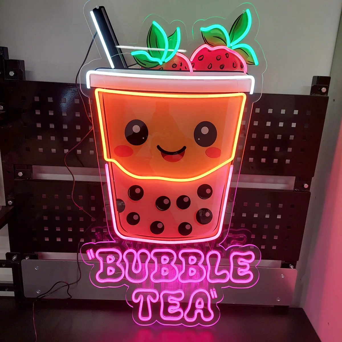 Neon LED Bubble Tea z kubkiem i truskawkami