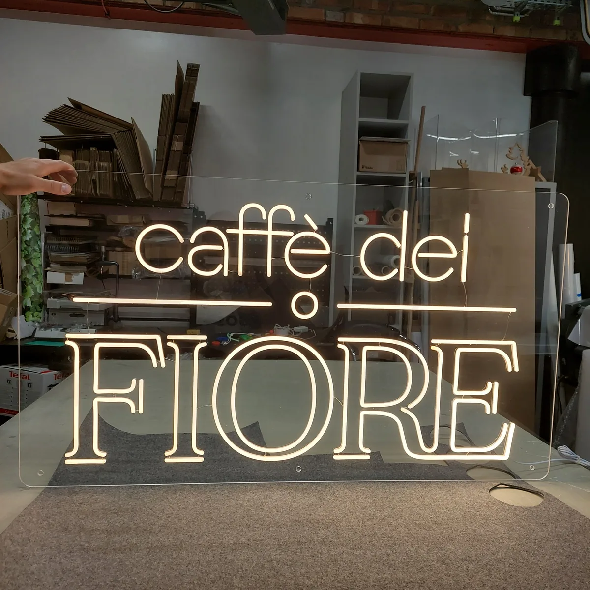 Neon LED Caffè del Fiore w ciepłej bieli dla kawiarni
