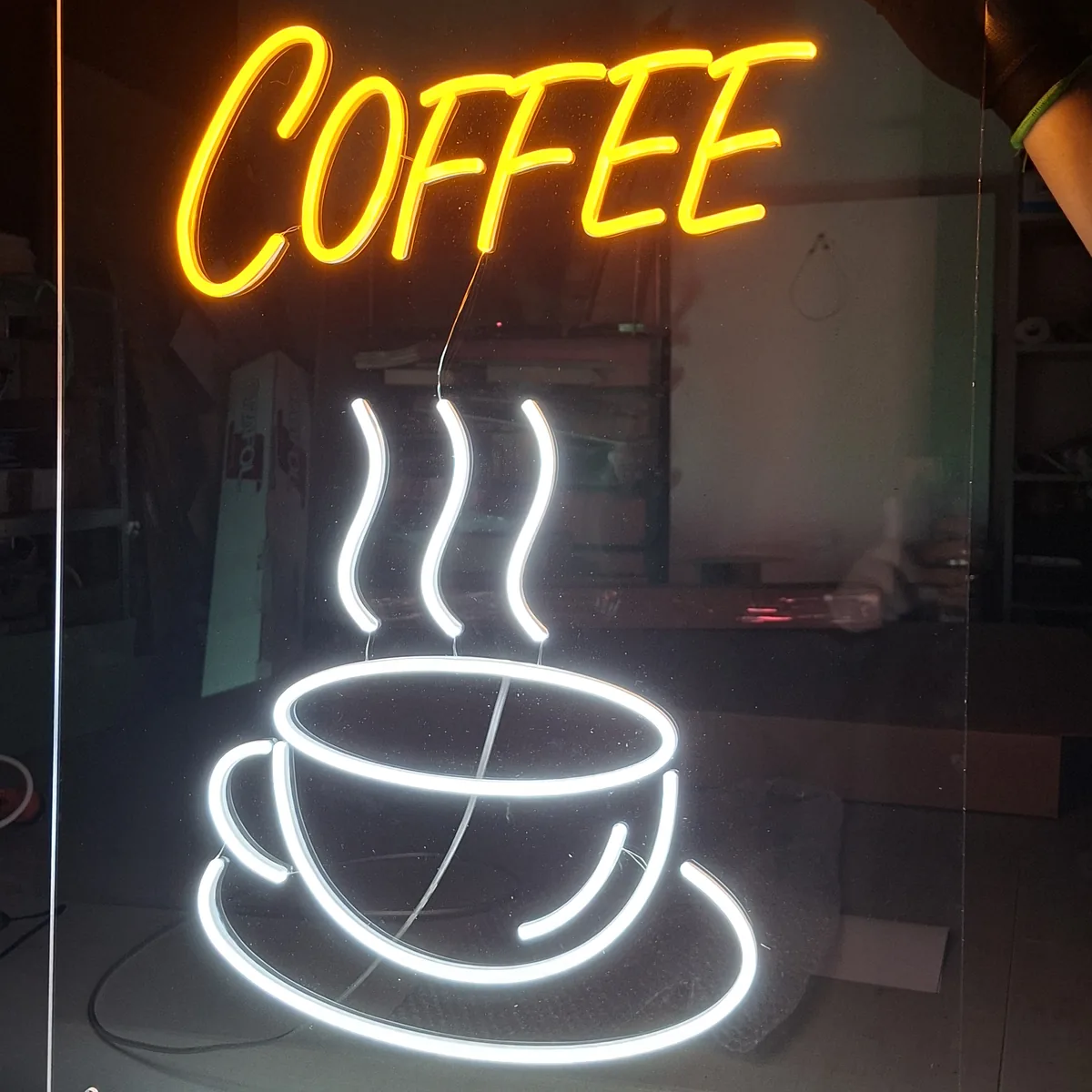 Neon LED Coffee z filiżanką na plexi dla kawiarni