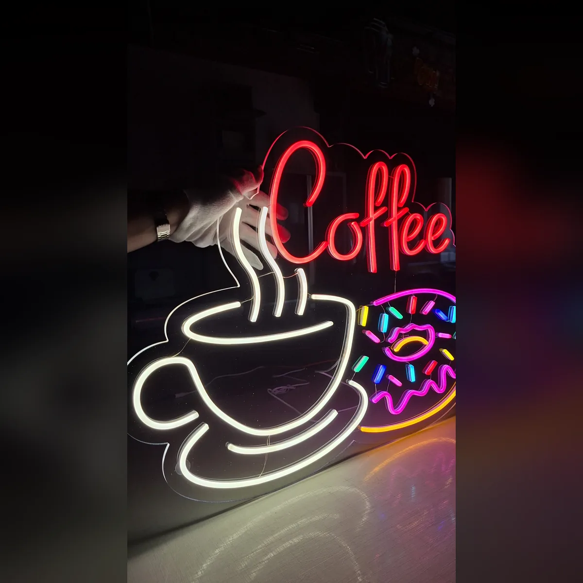Neon LED Coffee z filiżanką i pączkiem dla kawiarni