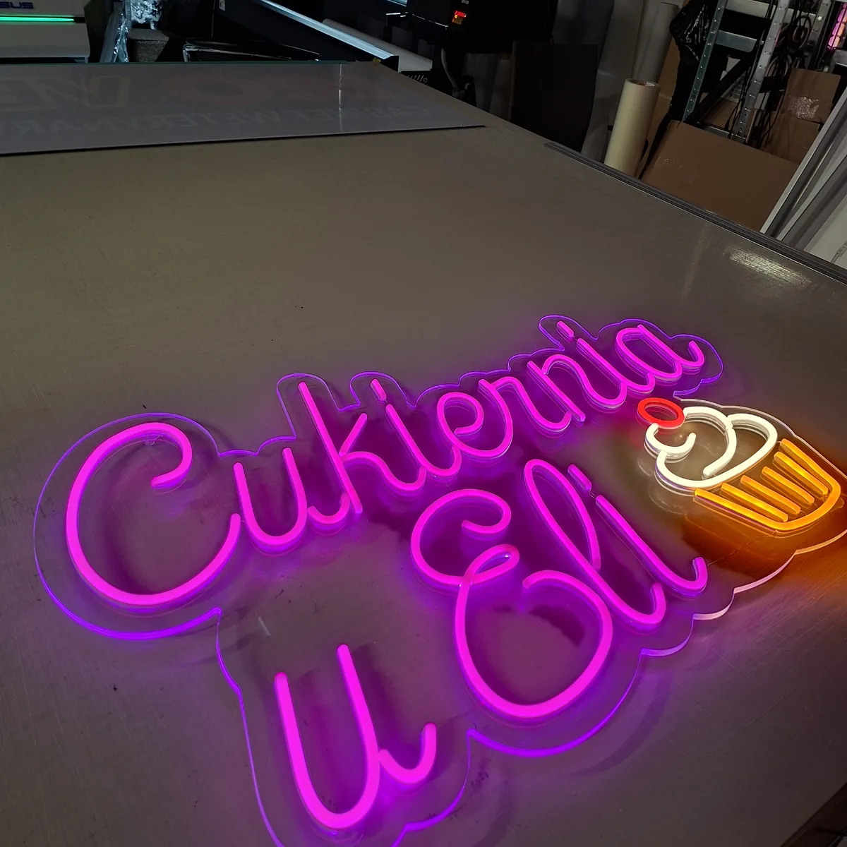 Neon LED Cukiernia u Eli z babeczką