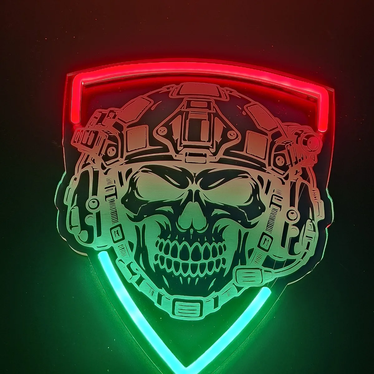 Neon LED czaszka w hełmie taktycznym na tarczy – klimat militarny