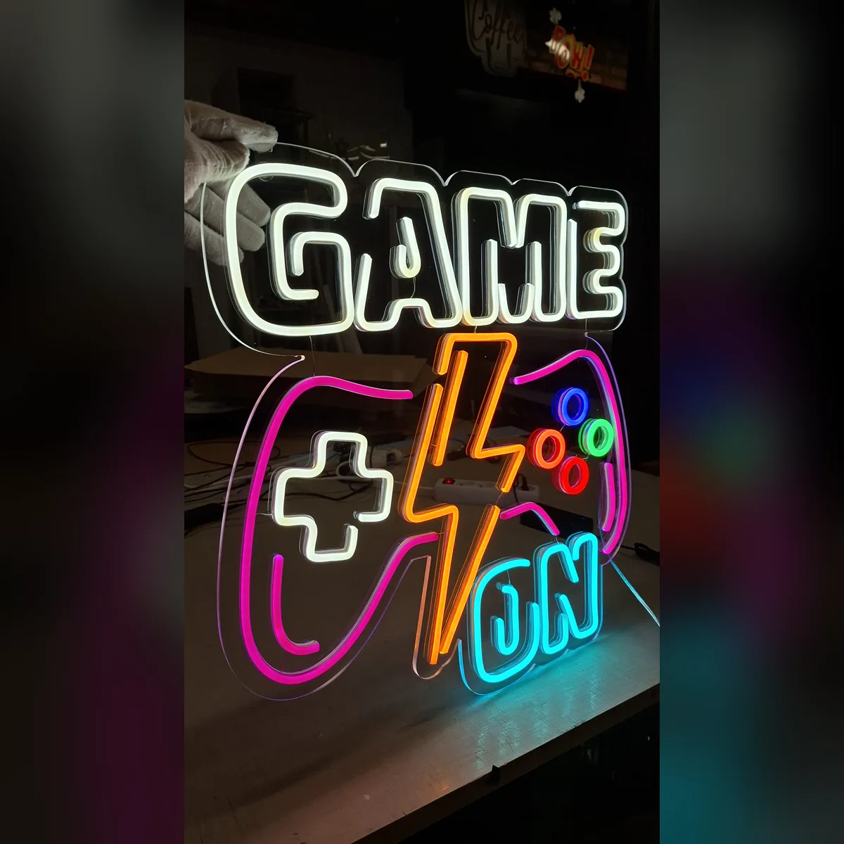 Neon LED Game On z padem i błyskawicą