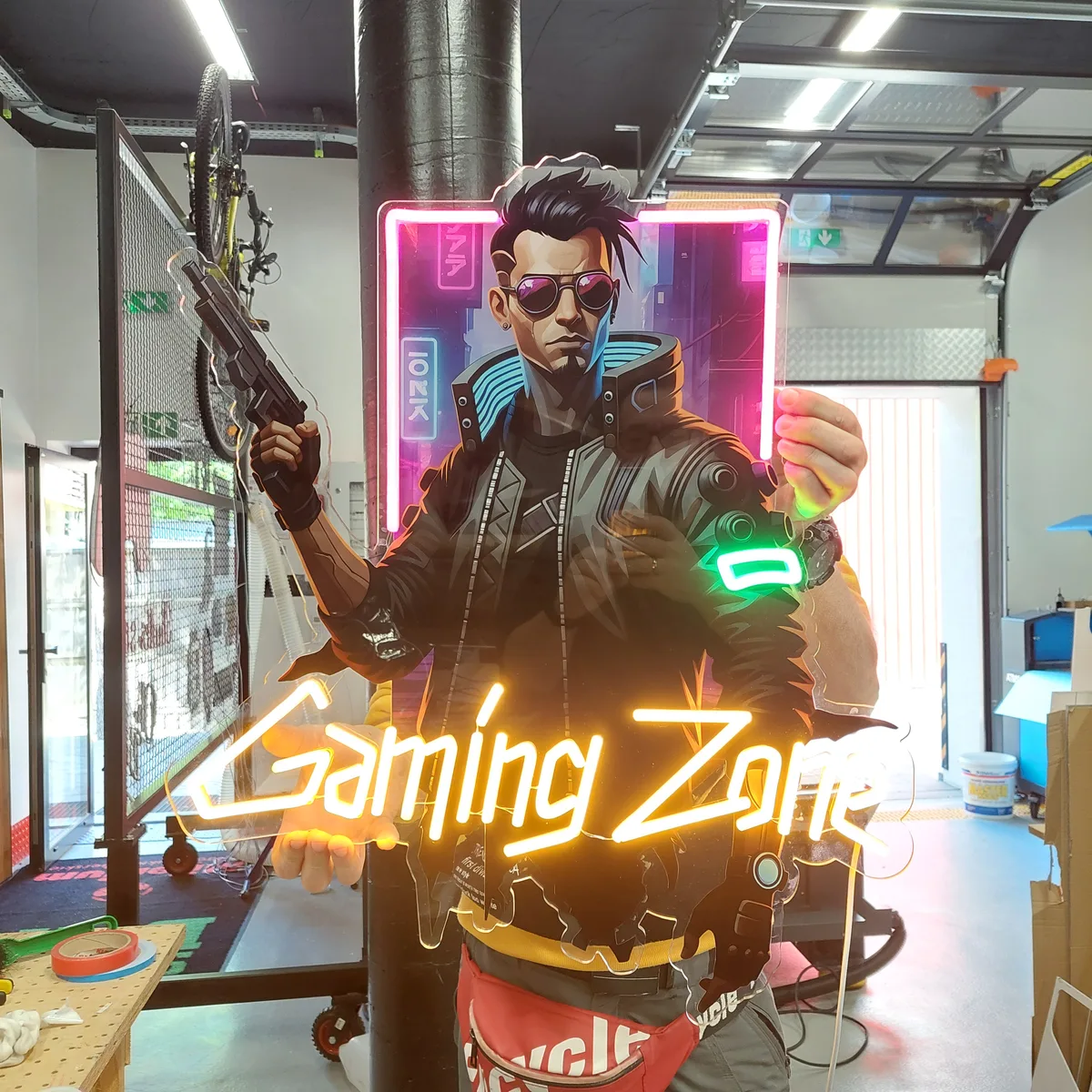 Neon LED Gaming Zone z postacią w stylu cyberpunk wydrukowaną UV