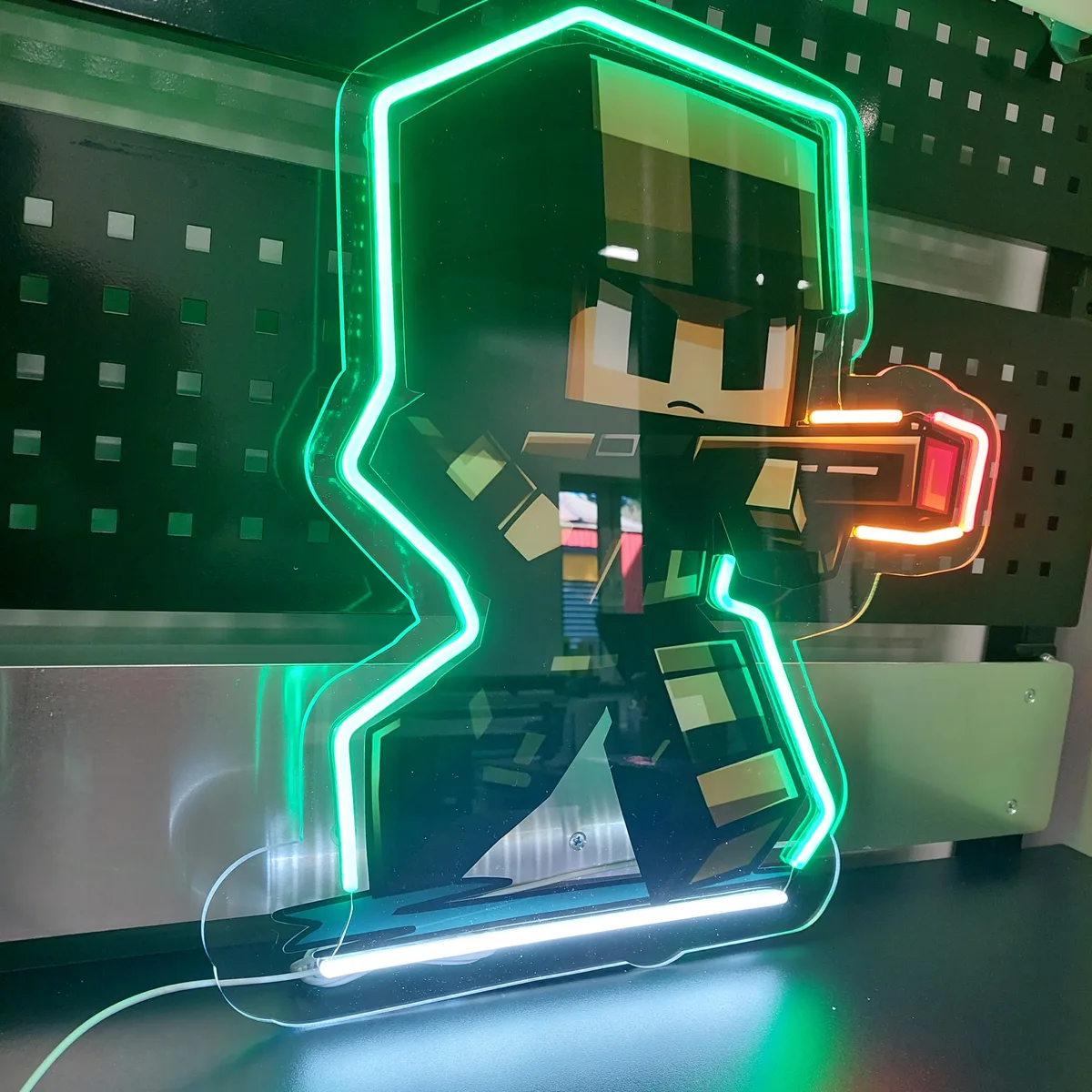 Neon LED postać w stylu pixel art z bronią