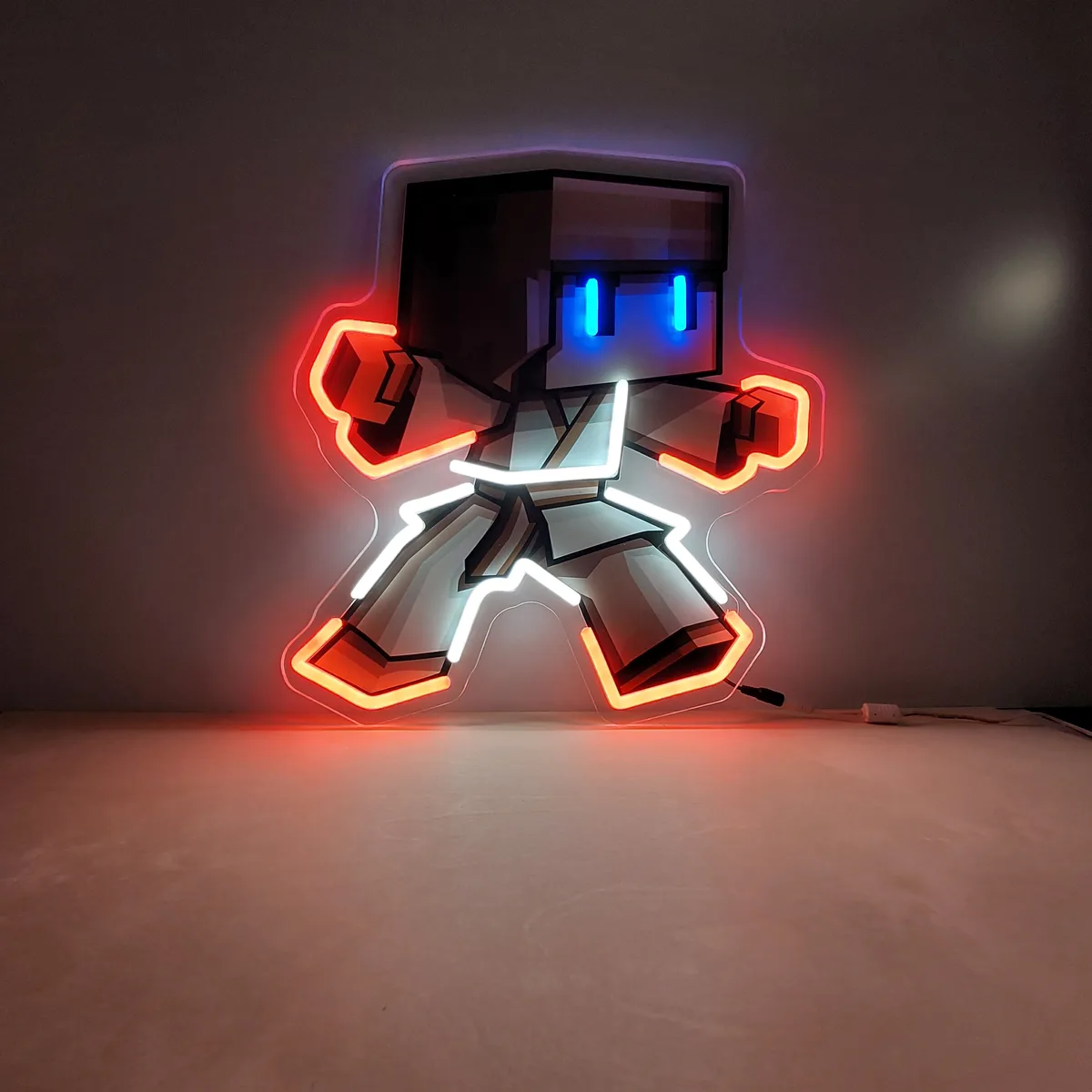 Neon LED postać w stylu pixel art – wojownik w kimonie