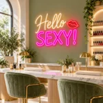 Neon Hello SEXY! LED z ustami – ciepła biel i różowy napis na ścianie salonu paznokci