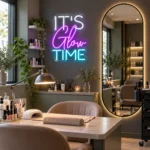 Neon It's Glow Time LED – biały, fioletowy i turkusowy napis nad stanowiskiem manicure