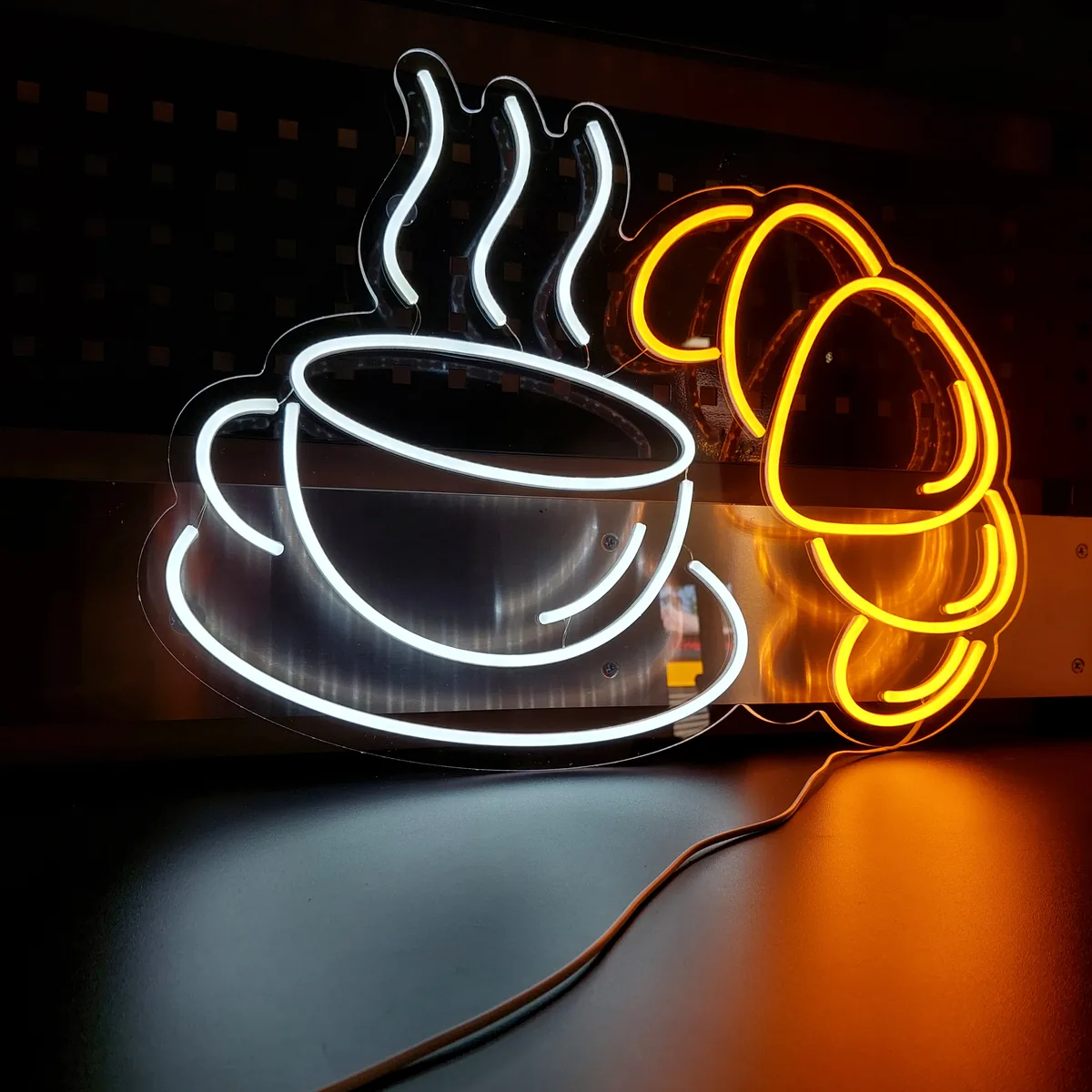 Neon LED filiżanka kawy z croissantem