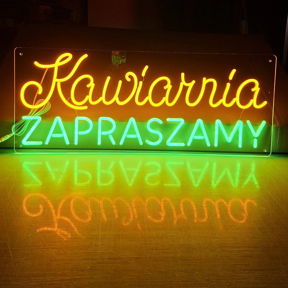 Neon LED Kawiarnia Zapraszamy w kolorze pomarańczowym i zielonym