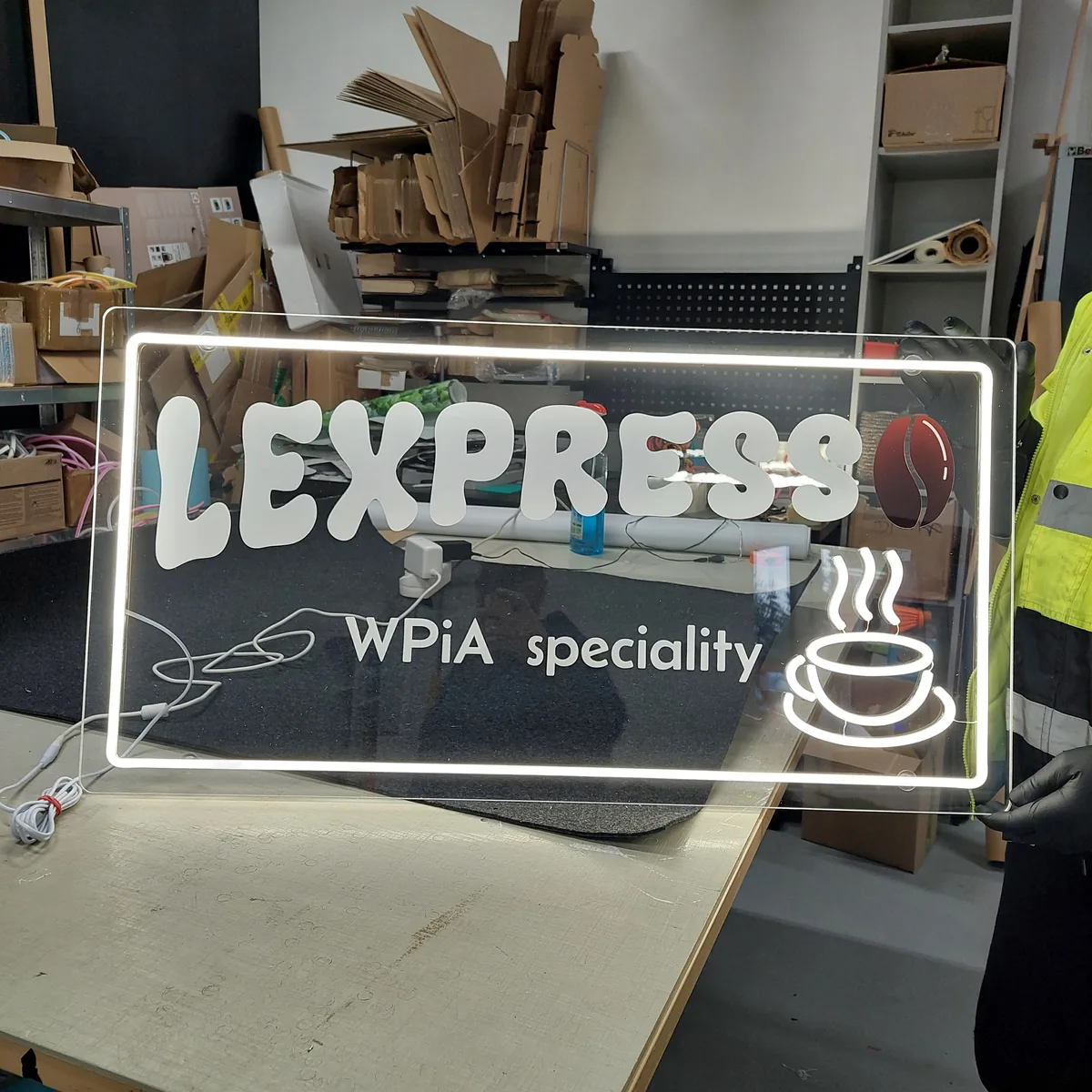 Neon LED Lexpress kawa speciality z filiżanką