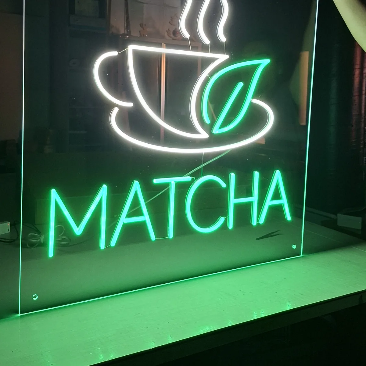 Neon LED Matcha z filiżanką na plexi