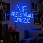 Neon motywacyjny Nie przestawaj walczyć – niebieski napis LED w pokoju boksera