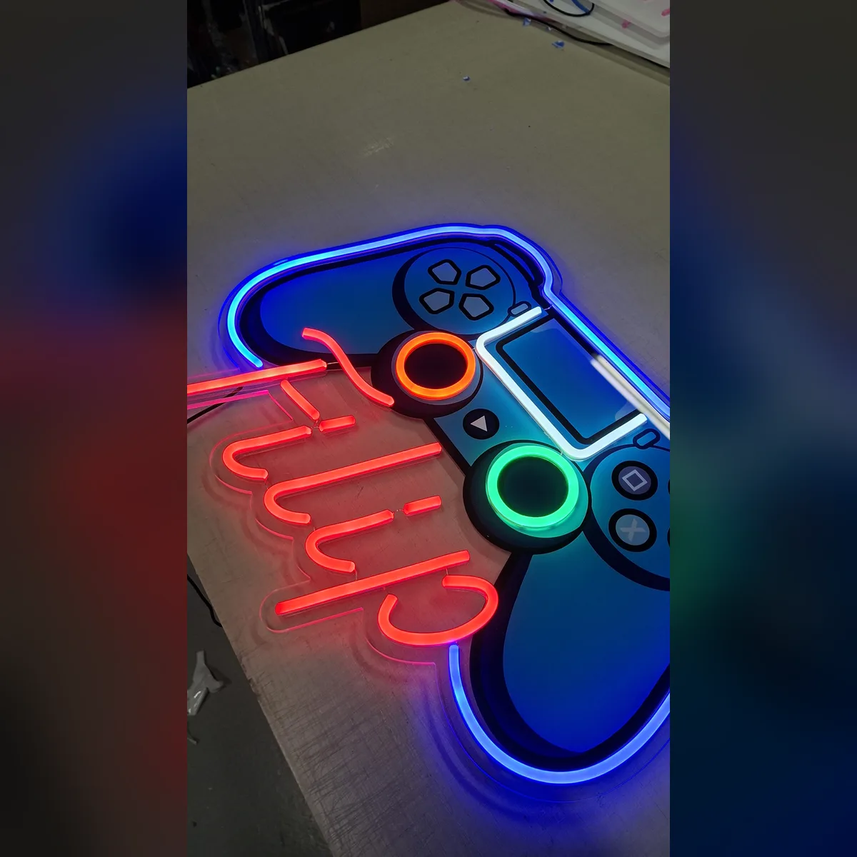 Neon LED pad z imieniem Filip na plexi z nadrukiem UV