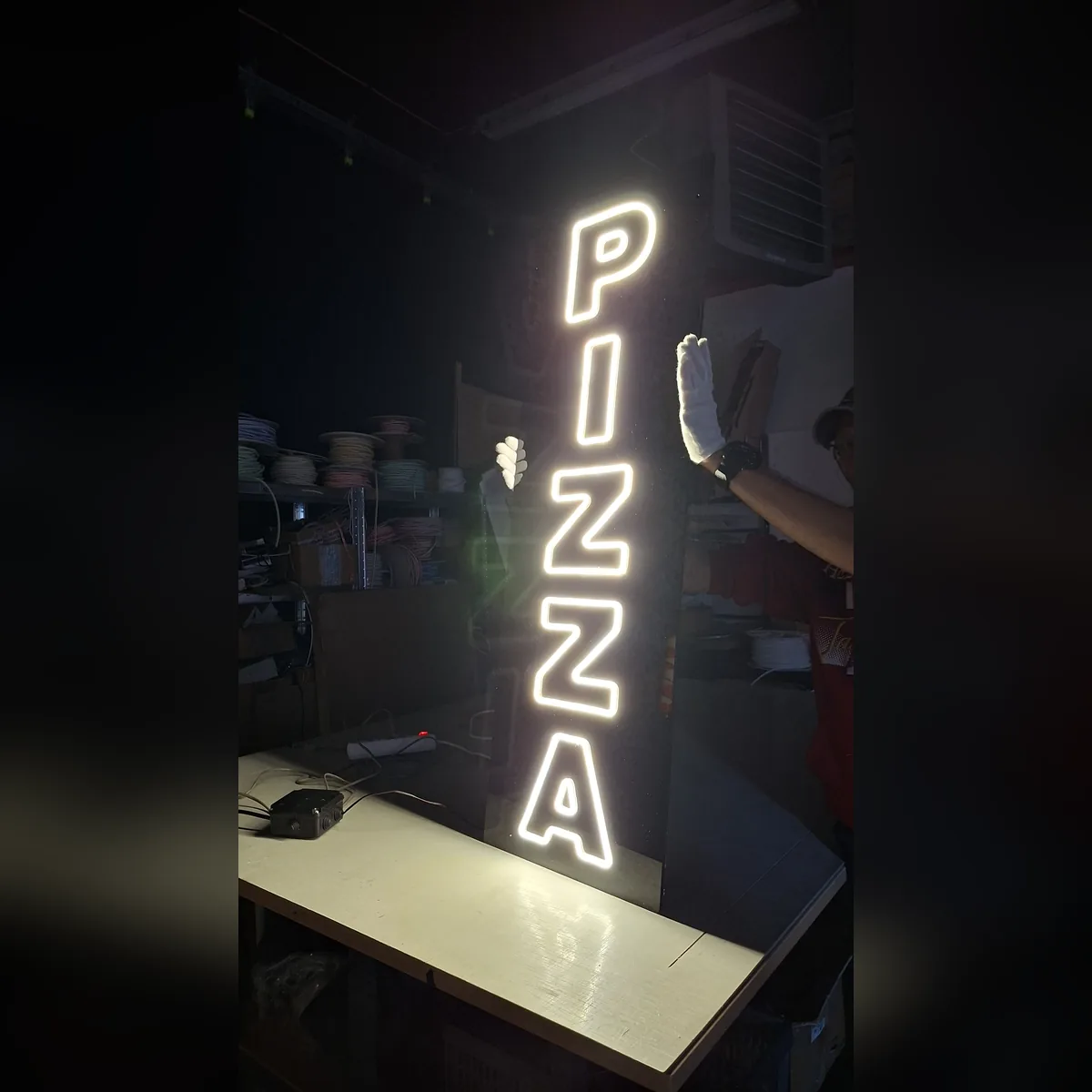 Pionowy biały neon LED PIZZA dla pizzerii