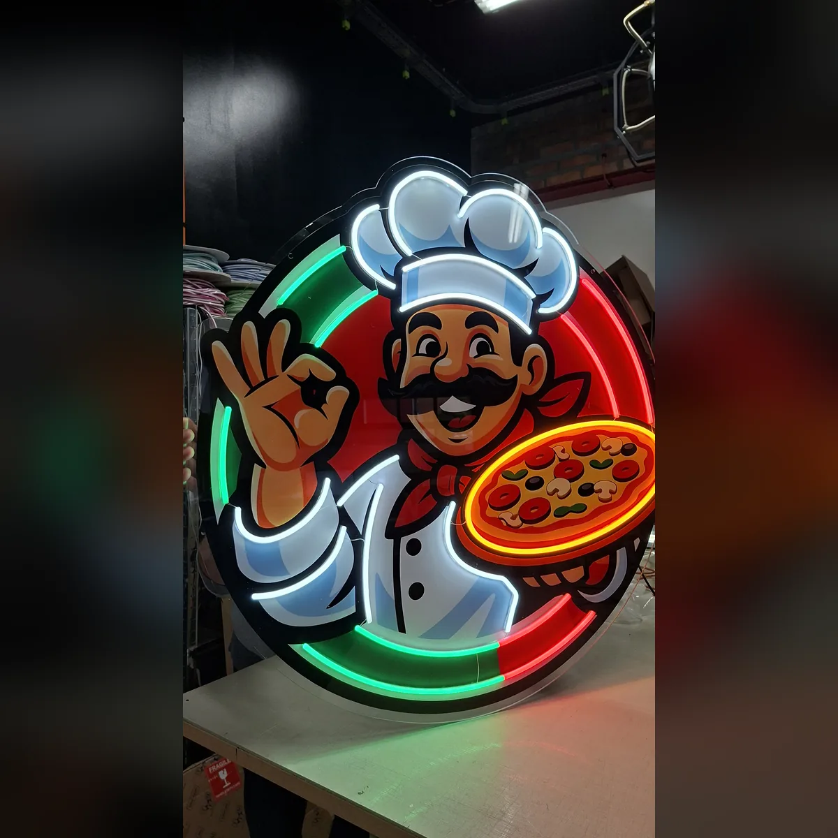 Neon LED z nadrukiem UV kucharz z pizzą dla pizzerii