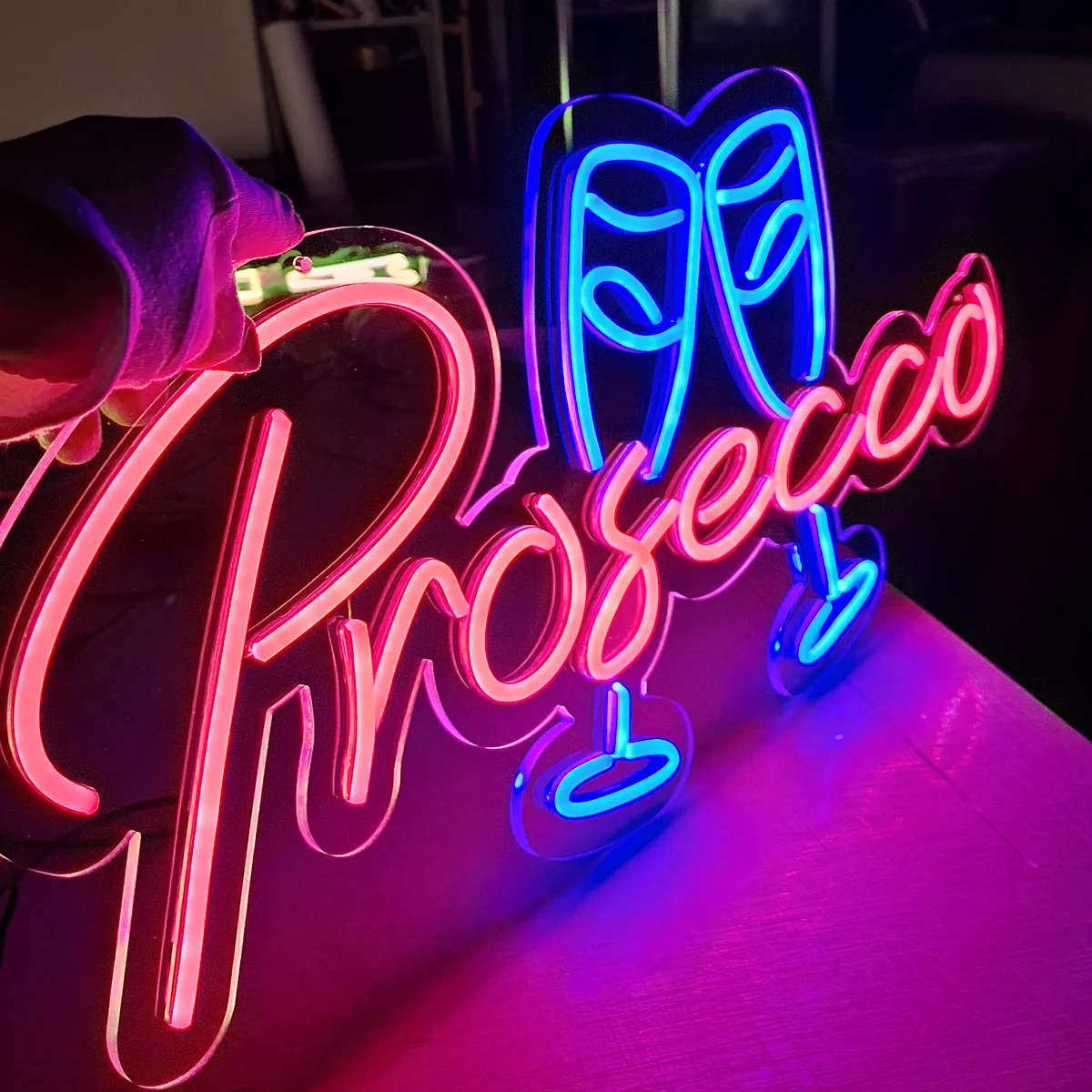 Neon LED Prosecco z kieliszkami dla baru