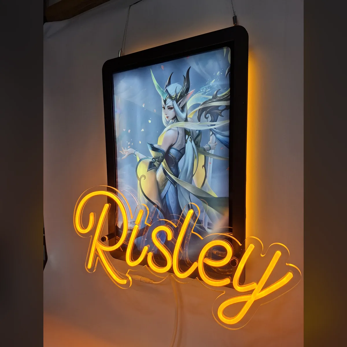 Neon LED z imieniem Risley i grafiką postaci w podświetlanej ramie