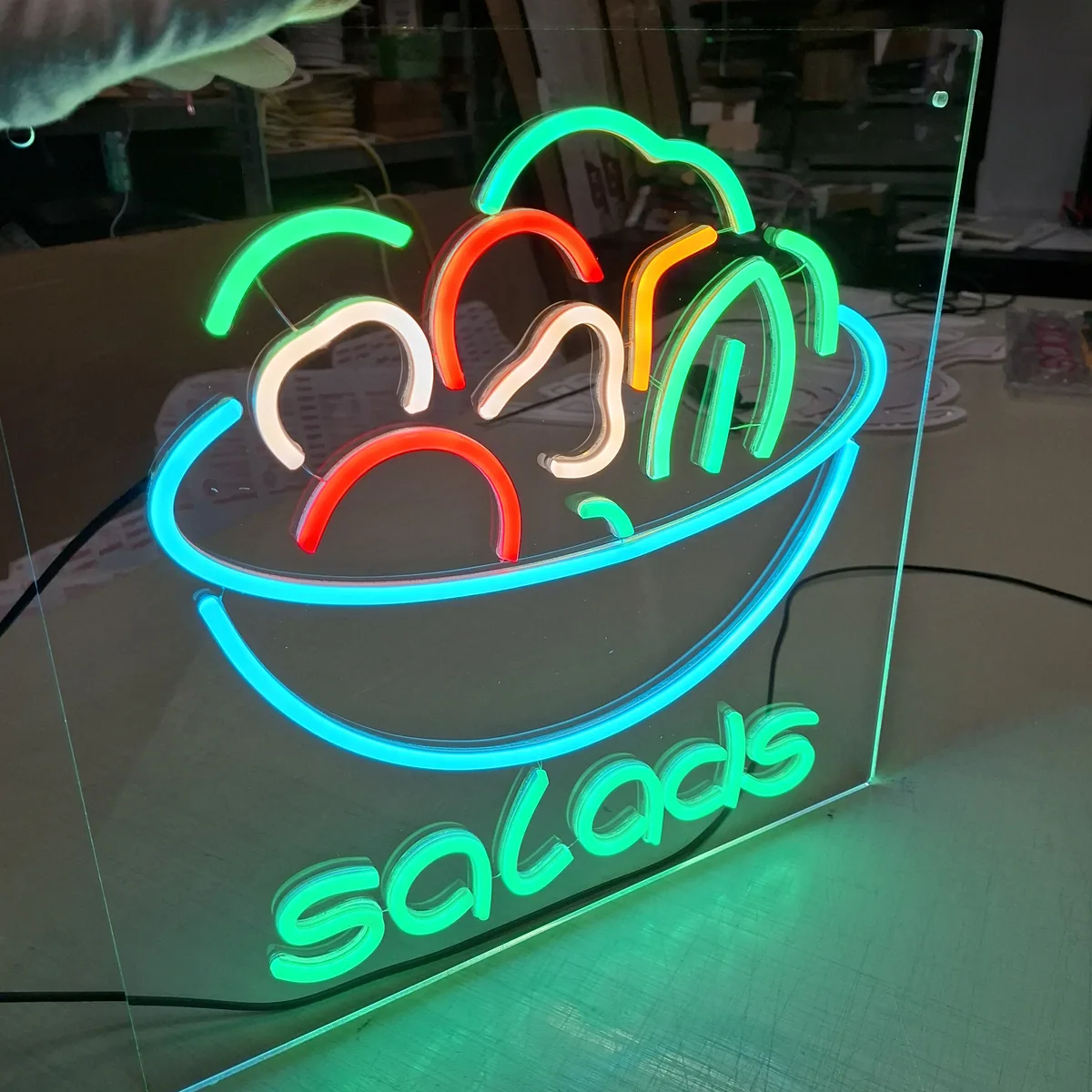 Neon LED Salads z miską sałatki