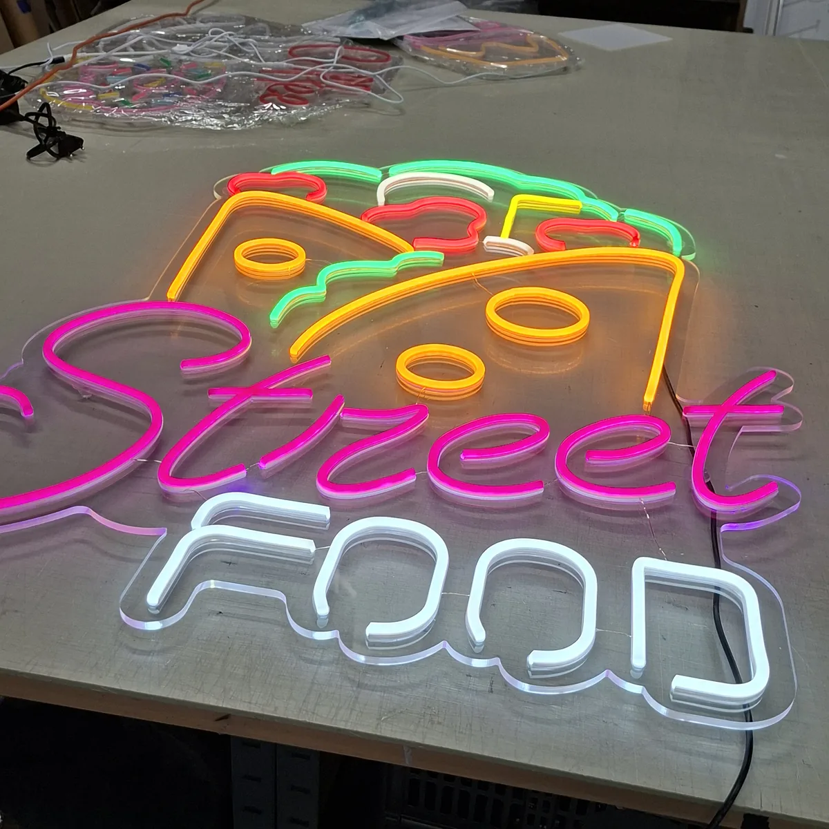 Neon LED Street Food z kanapką dla food trucka