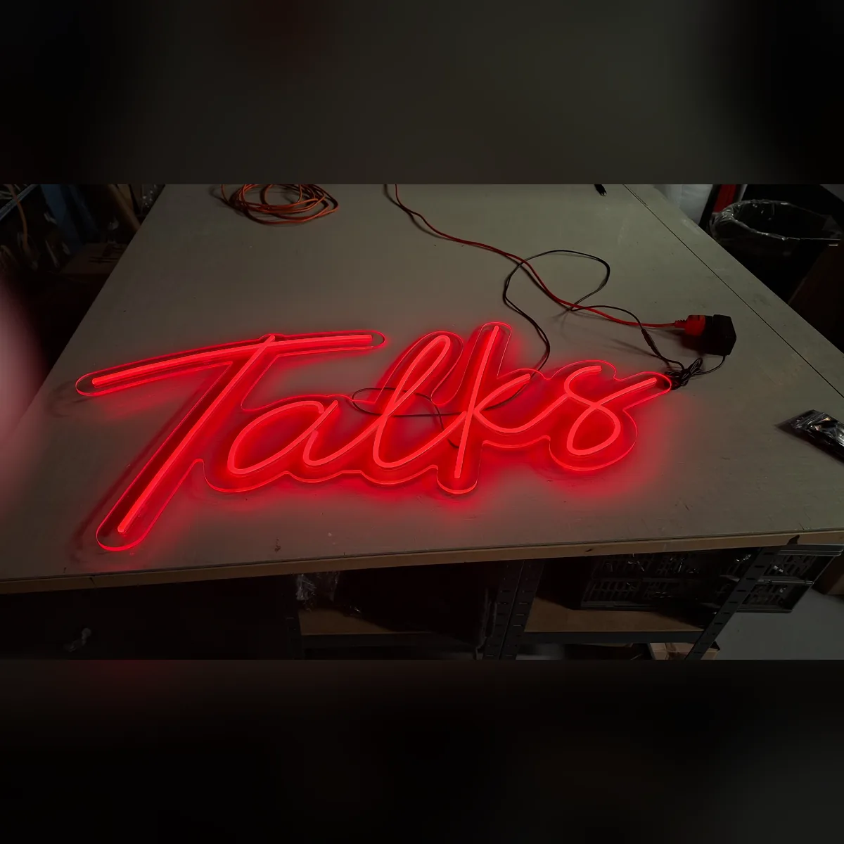 Czerwony neon LED Talks – projekt indywidualny na zamówienie